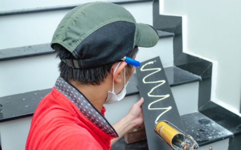 Thi công tấm nhựa ốp chân tường 