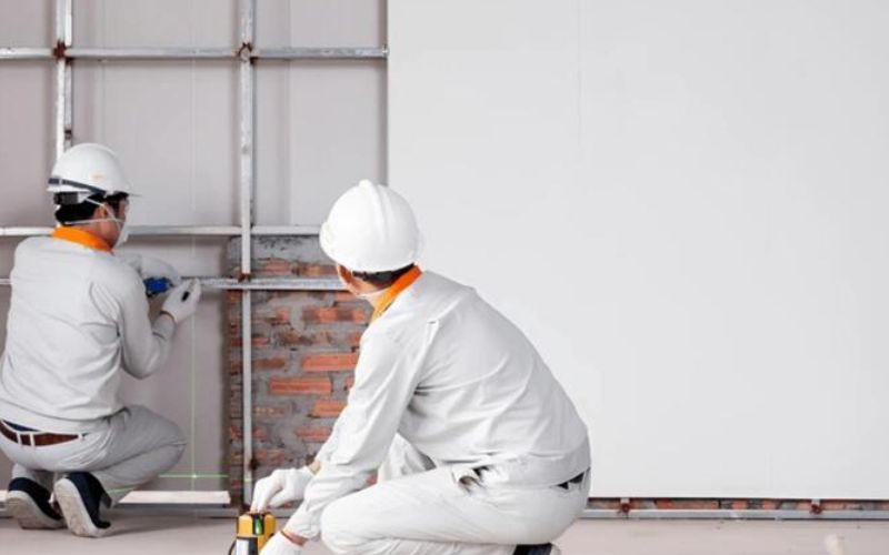 Đảm bảo an toàn khi thi công tấm nhựa giả đá