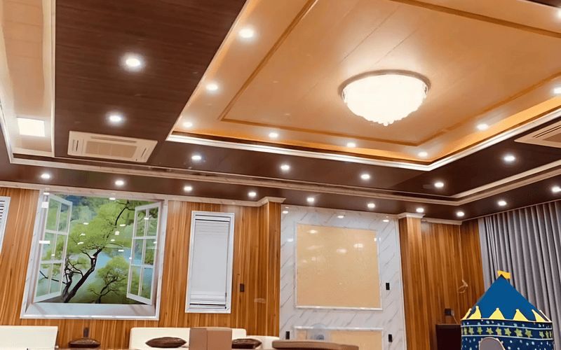 Trần nhựa giả gỗ bao nhiêu 1m2? 40 mẫu thi công đẹp mắt