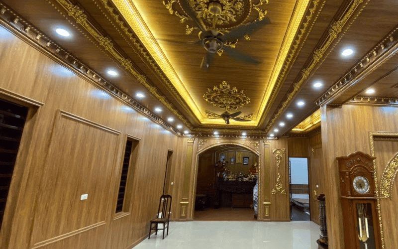 Trần nhựa giả gỗ bao nhiêu 1m2? 40 mẫu thi công đẹp mắt