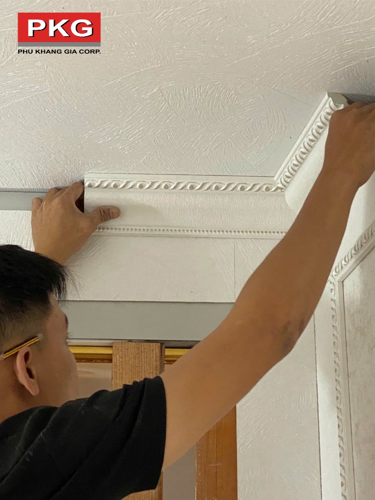 Gắn phào chỉ lên trần tường