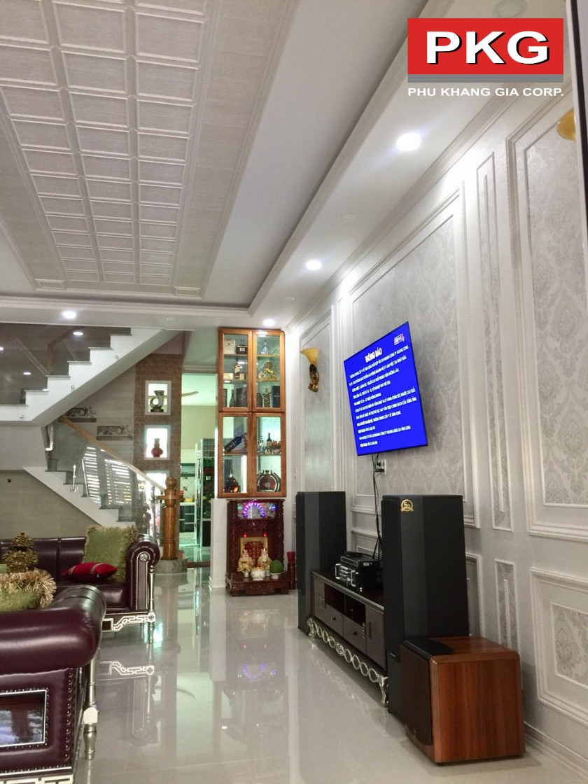 Phòng khách 25m2 tường xám nhạt với phào chỉ trắng