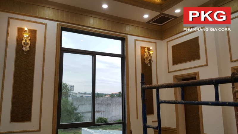 Phòng khách 40m2 tường màu be phào chỉ nâu gỗ