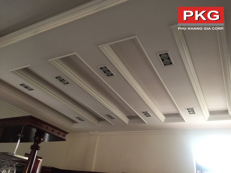 Phòng ngủ 16m2 tường màu be nhạt với phào chỉ trắng