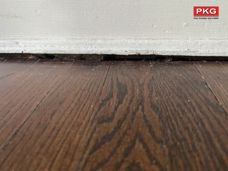 Tác hại của khe hở giữa phào chỉ với sàn nhà