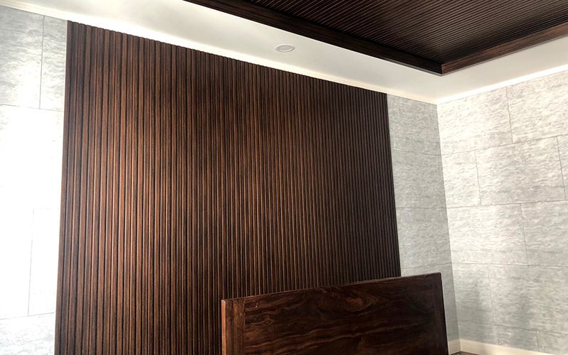 Trần nhựa giả gỗ bao nhiêu 1m2? 40 mẫu thi công đẹp mắt