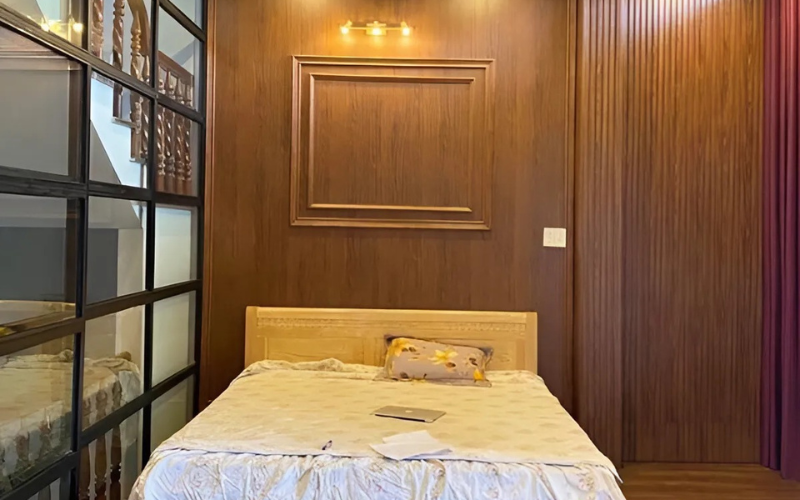Trần nhựa giả gỗ bao nhiêu 1m2? 40 mẫu thi công đẹp mắt
