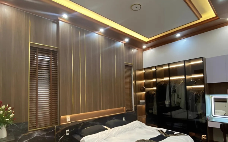 Trần nhựa giả gỗ bao nhiêu 1m2? 40 mẫu thi công đẹp mắt