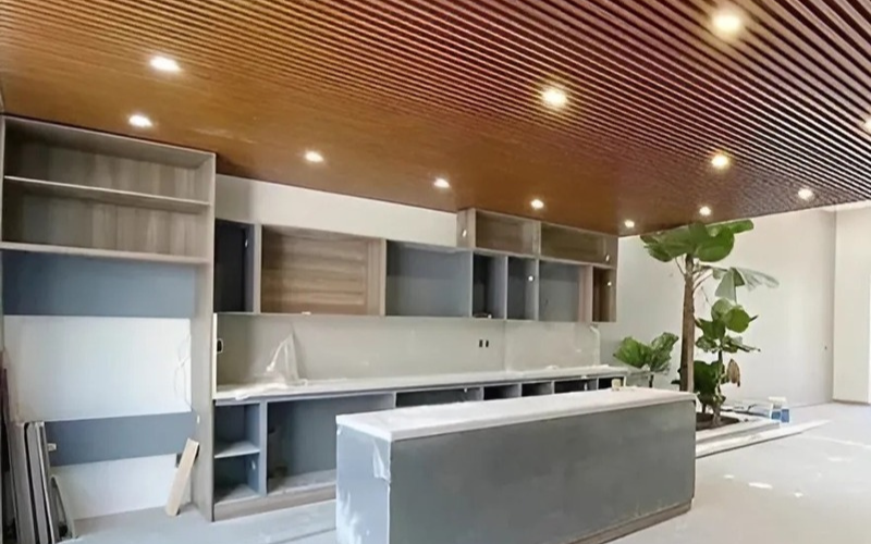 Trần nhựa giả gỗ bao nhiêu 1m2? 40 mẫu thi công đẹp mắt