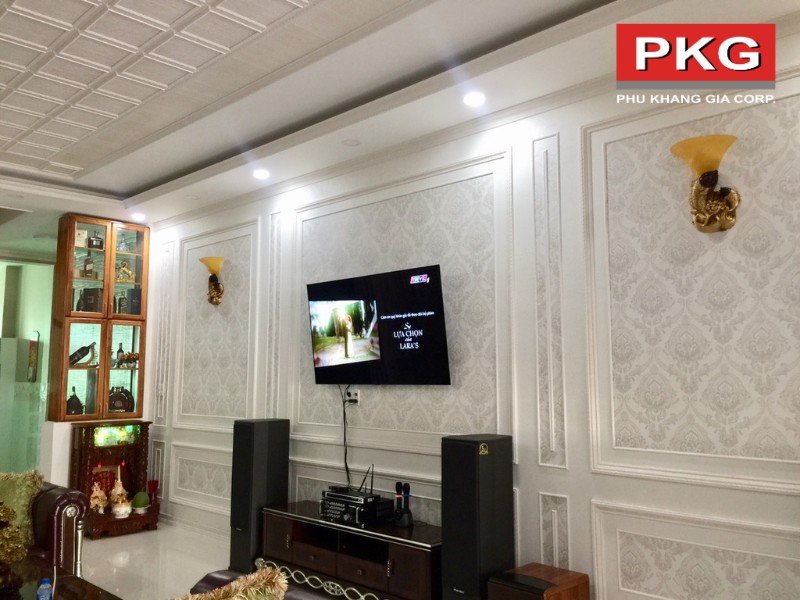 Tường sơn màu be nhạt với phào chỉ màu trắng tinh