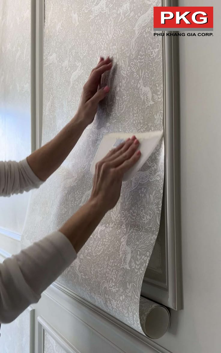 Vì sao nên kết hợp giấy dán tường với phào chỉ
