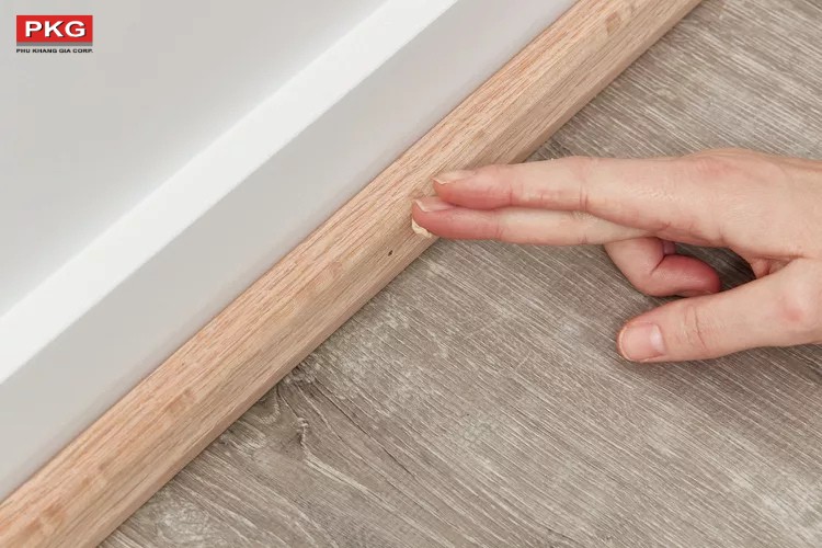 Bước 1: Trét bột trám lỗ đinh bằng ngón tay