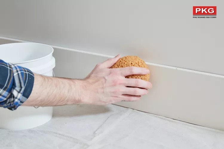 Bước 1: Vệ sinh len chân tường đã sơn trước đó