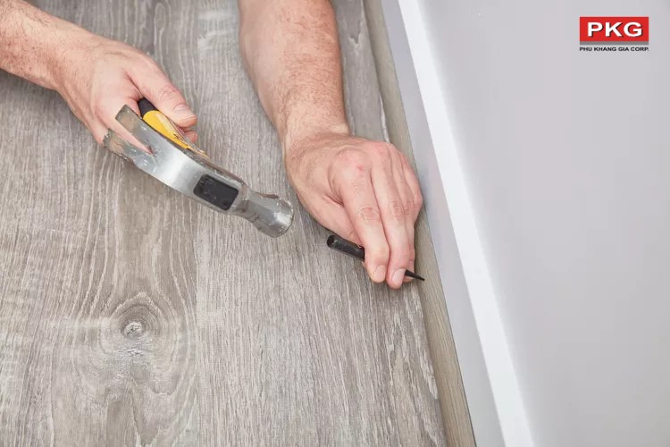 Bước 11: Hoàn thiện lắp đặt phào nẹp chân tường