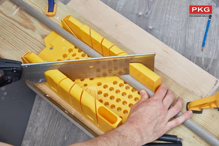 Bước 2: Cắt góc miếng phào đầu tiên