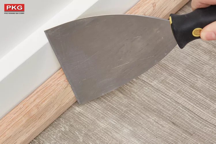Bước 2: Dùng dao trét để bôi bột trám