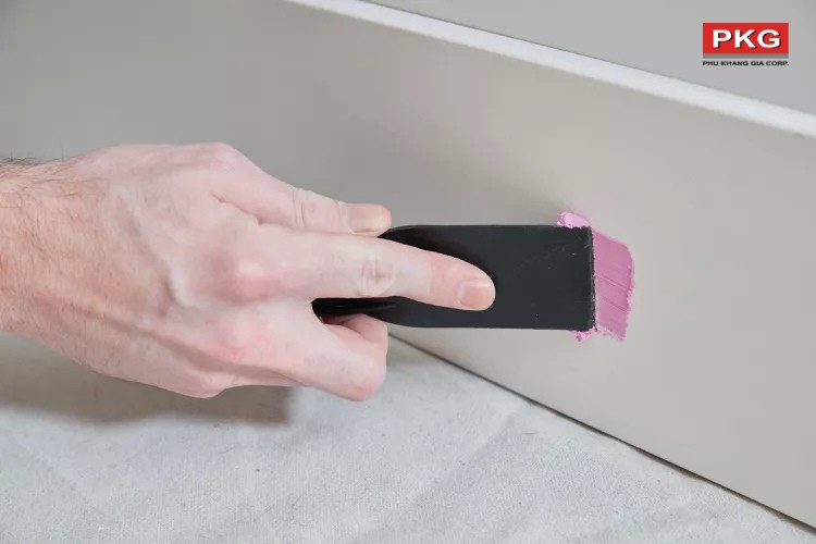 Bước 2: Trám lỗ đinh và vết lõm trên len chân tường