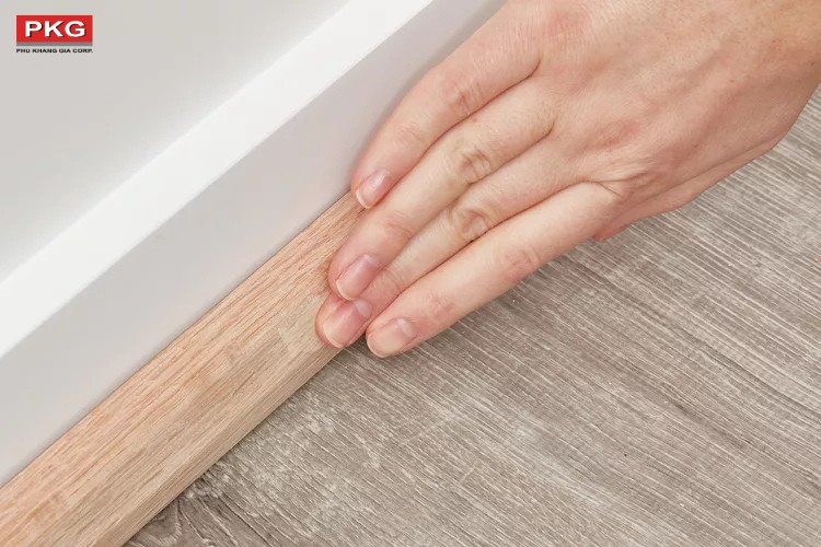 Bước 3: Chà nhám bột trám gốc nước bằng tay