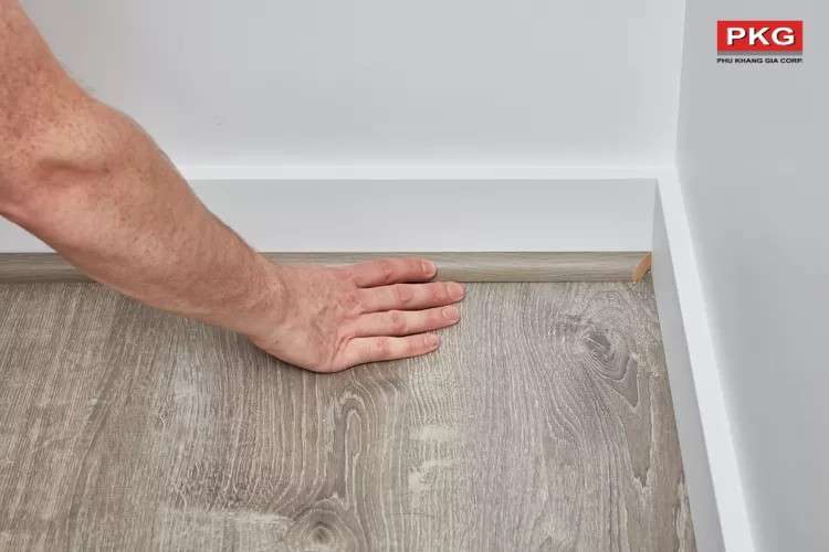 Bước 3: Lắp thử thanh phào nẹp đầu tiên