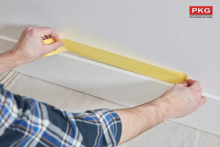 Bước 4: Dán băng keo bảo vệ tường và sàn