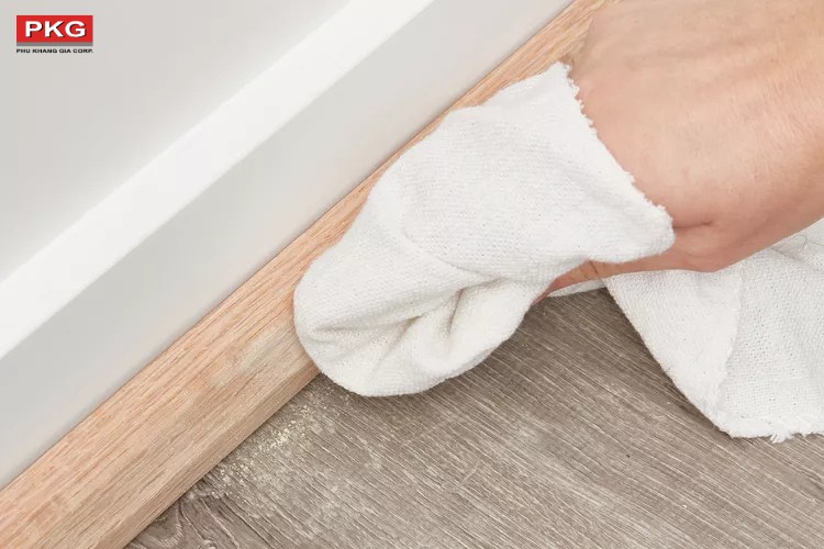 Bước 5: Lau sạch bụi sau khi chà nhám