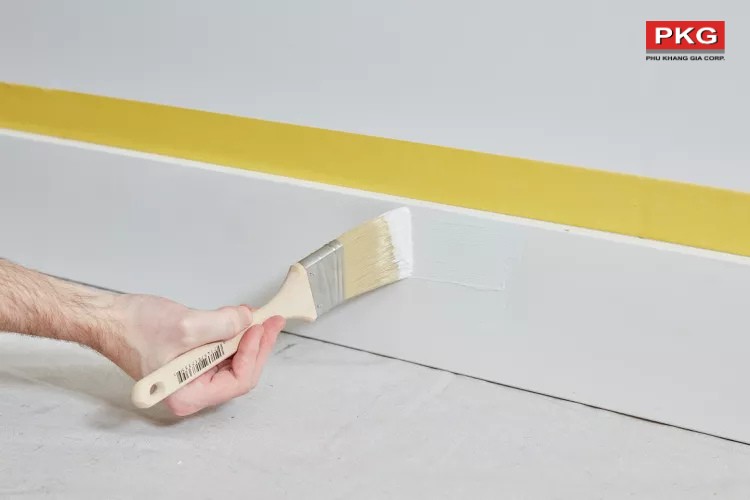 Bước 5: Sơn lót len chân tường