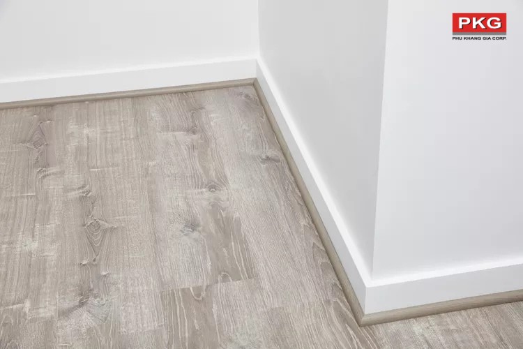 Cách thi công lắp đặt phào nẹp chân tường