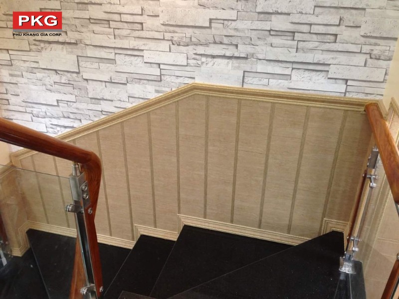 Tô điểm cầu thang bằng phào chỉ giả gỗ